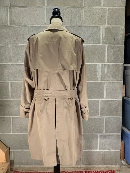 Burberry trench coat. - Picture 5 of 15